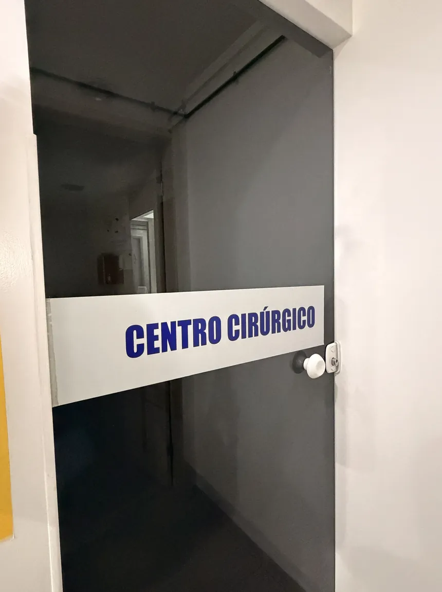 Porta de vidro do centro cirúrgico do COI, com a faixa Centro Cirúrgico