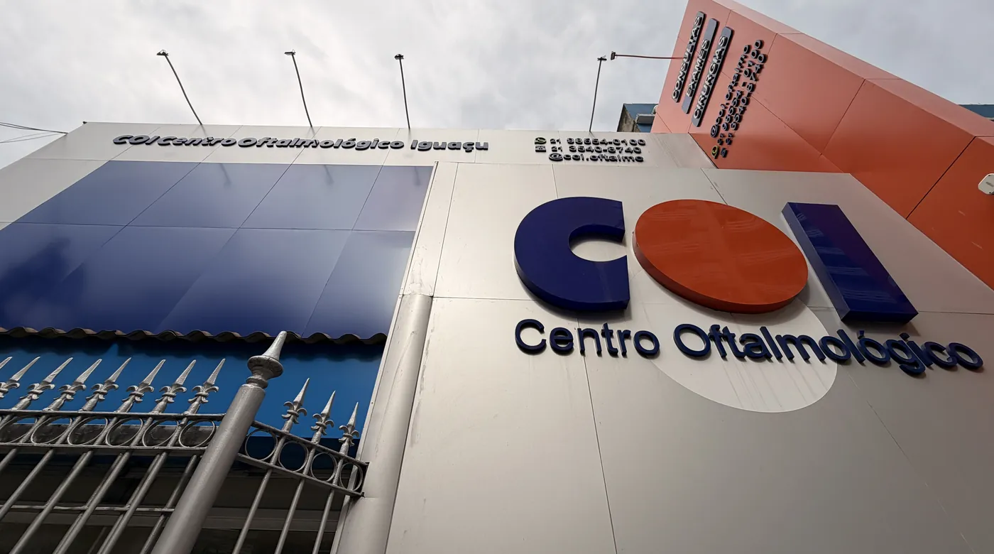Letreiro em relevo do COI na fachada